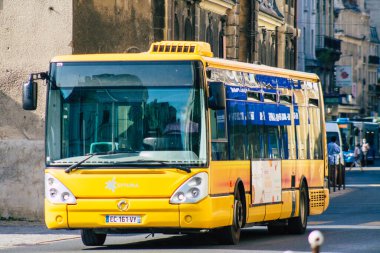 Fransa 'yı 15 Eylül 2020' de, Fransa 'nın Grand Est bölgesindeki bir şehir olan Reims toplu taşıma sisteminin bir parçası olan sokaklardan geçen geleneksel bir belediye otobüsüne bakıyor.