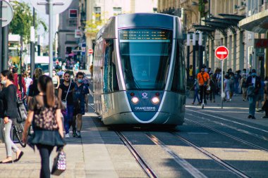 Fransa 'yı 15 Eylül 2020' de, Fransa 'nın Grand Est bölgesindeki bir şehir olan Reims toplu taşıma sisteminin bir parçası olan caddelerden geçen yolculara yönelik modern bir elektrikli tramvaya bakıyor.