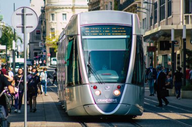 Fransa 'yı 15 Eylül 2020' de, Fransa 'nın Grand Est bölgesindeki bir şehir olan Reims toplu taşıma sisteminin bir parçası olan caddelerden geçen yolculara yönelik modern bir elektrikli tramvaya bakıyor.