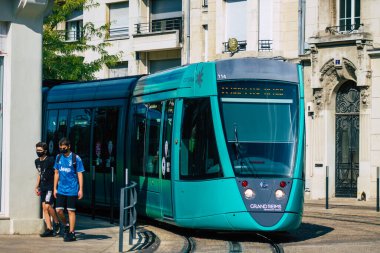 Fransa 'yı 15 Eylül 2020' de, Fransa 'nın Grand Est bölgesindeki bir şehir olan Reims toplu taşıma sisteminin bir parçası olan caddelerden geçen yolculara yönelik modern bir elektrikli tramvaya bakıyor.