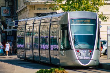 Fransa 'yı 15 Eylül 2020' de, Fransa 'nın Grand Est bölgesindeki bir şehir olan Reims toplu taşıma sisteminin bir parçası olan caddelerden geçen yolculara yönelik modern bir elektrikli tramvaya bakıyor.