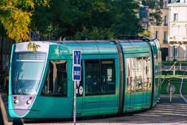 Fransa 'yı 15 Eylül 2020' de, Fransa 'nın Grand Est bölgesindeki bir şehir olan Reims toplu taşıma sisteminin bir parçası olan caddelerden geçen yolculara yönelik modern bir elektrikli tramvaya bakıyor.