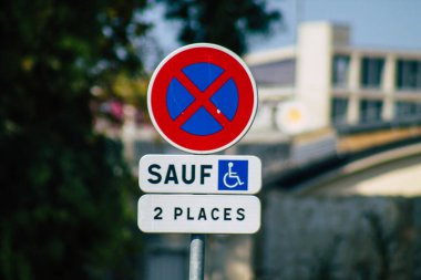 Reims şehir merkezindeki yol kullanıcılarına bilgi sağlamak için yolun kenarına ya da yukarısına dikilmiş sokak levhası ya da yol levhası manzarası 15 Eylül 2020 'de Fransa' yı temsil eder.