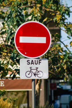 Reims şehir merkezindeki yol kullanıcılarına bilgi sağlamak için yolun kenarına ya da yukarısına dikilmiş sokak levhası ya da yol levhası manzarası 15 Eylül 2020 'de Fransa' yı temsil eder.