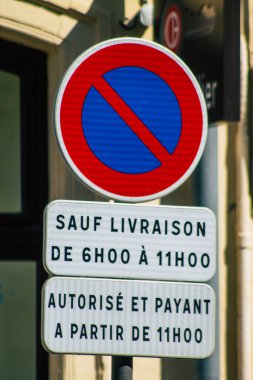 Reims şehir merkezindeki yol kullanıcılarına bilgi sağlamak için yolun kenarına ya da yukarısına dikilmiş sokak levhası ya da yol levhası manzarası 15 Eylül 2020 'de Fransa' yı temsil eder.