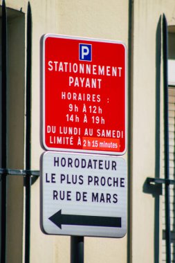 Reims şehir merkezindeki yol kullanıcılarına bilgi sağlamak için yolun kenarına ya da yukarısına dikilmiş sokak levhası ya da yol levhası manzarası 15 Eylül 2020 'de Fransa' yı temsil eder.