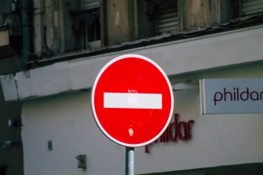 Reims şehir merkezindeki yol kullanıcılarına bilgi sağlamak için yolun kenarına ya da yukarısına dikilmiş sokak levhası ya da yol levhası manzarası 15 Eylül 2020 'de Fransa' yı temsil eder.