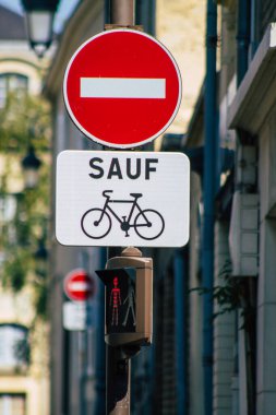 Reims şehir merkezindeki yol kullanıcılarına bilgi sağlamak için yolun kenarına ya da yukarısına dikilmiş sokak levhası ya da yol levhası manzarası 15 Eylül 2020 'de Fransa' yı temsil eder.