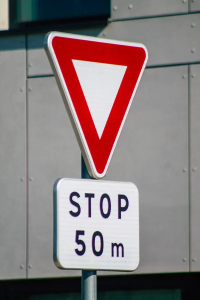 ランスフランス2020年9月15日道路標識や道路標識の表示は ランスのダウンタウンエリアの道路利用者に情報を提供するために 道路の両側または上に建てられました — ストック写真