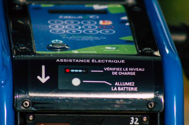 Reims Fransa 18 Eylül 2020 erişilebilir bisiklet görünümü kısa süreler için kiralanır, genellikle tarihsel cadde ve Reims toplu taşıma sisteminin bir parçası olarak birkaç saatliğine