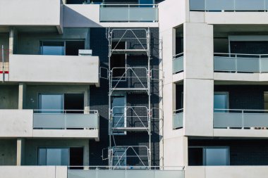 18 Eylül 2020 'de, Fransa' nın Grand Est bölgesinde yer alan ve Avrupa 'nın en eskilerinden biri olan Reims' de bulunan yeni bir binanın şantiyesine bakmaktadır.