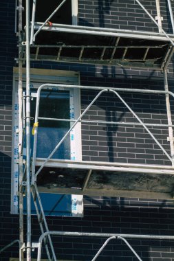 18 Eylül 2020 'de, Fransa' nın Grand Est bölgesinde yer alan ve Avrupa 'nın en eskilerinden biri olan Reims' de bulunan yeni bir binanın şantiyesine bakmaktadır.