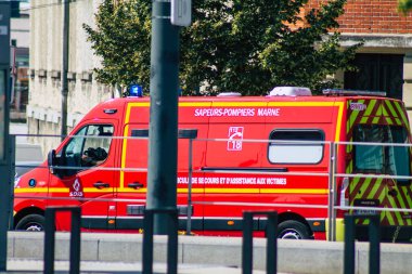 Fransa 'yı 18 Eylül 2020' de Fransa 'nın Grand Est bölgesinde ve Avrupa' nın en eski şehirlerinden biri olan Reims caddelerinde ilerleyen Fransız itfaiye aracı görüntüsü ile donatıyor.