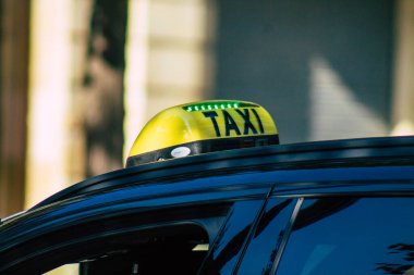 Fransa 'yı 18 Eylül 2020' de Fransa 'nın Grand Est bölgesindeki tarihi Reims caddelerinde seyahat eden ve Avrupa' nın en eski şehirlerinden biri olan geleneksel yolcuların taksisine bakıyor.