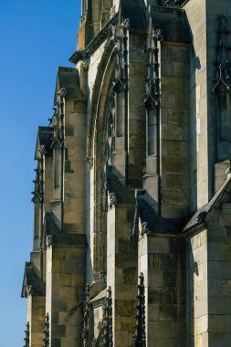 Reims 'de bir ortaçağ manastırı kilisesi olan Saint-Remi Bazilikası' nın dış cephesine 21 Eylül 2020 'de Fransa' yı gösteriyor.