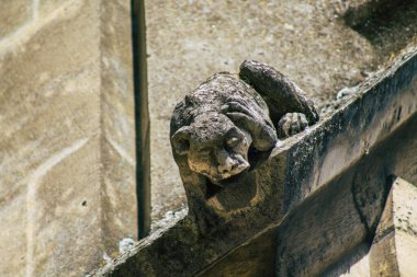 Reims 'de bir ortaçağ manastırı kilisesi olan Saint-Remi Bazilikası' nın dış cephesine 21 Eylül 2020 'de Fransa' yı gösteriyor.