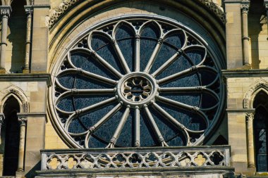 Reims 'de bir ortaçağ manastırı kilisesi olan Saint-Remi Bazilikası' nın dış cephesine 21 Eylül 2020 'de Fransa' yı gösteriyor.