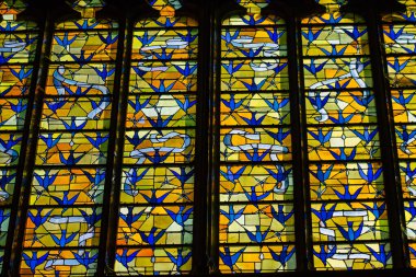 Fransa 'yı 21 Eylül 2020' de, Fransa 'nın Grand Est bölgesindeki tarihi bir eser olan Reims' deki bir ortaçağ manastırı kilisesi olan Saint-Remi Bazilikası 'nın içindeki vitraylı pencerelere bakıyor.