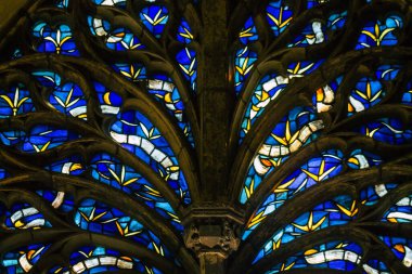 Fransa 'yı 21 Eylül 2020' de, Fransa 'nın Grand Est bölgesindeki tarihi bir eser olan Reims' deki bir ortaçağ manastırı kilisesi olan Saint-Remi Bazilikası 'nın içindeki vitraylı pencerelere bakıyor.