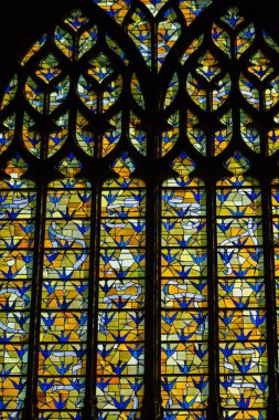 Fransa 'yı 21 Eylül 2020' de, Fransa 'nın Grand Est bölgesindeki tarihi bir eser olan Reims' deki bir ortaçağ manastırı kilisesi olan Saint-Remi Bazilikası 'nın içindeki vitraylı pencerelere bakıyor.