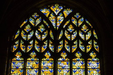 Fransa 'yı 21 Eylül 2020' de, Fransa 'nın Grand Est bölgesindeki tarihi bir eser olan Reims' deki bir ortaçağ manastırı kilisesi olan Saint-Remi Bazilikası 'nın içindeki vitraylı pencerelere bakıyor.