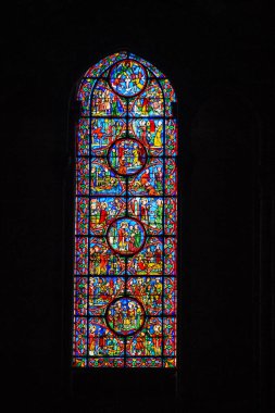 Fransa 'yı 21 Eylül 2020' de, Fransa 'nın Grand Est bölgesindeki tarihi bir eser olan Reims' deki bir ortaçağ manastırı kilisesi olan Saint-Remi Bazilikası 'nın içindeki vitraylı pencerelere bakıyor.