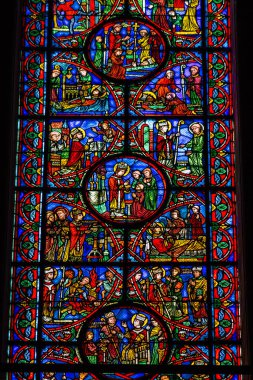 Fransa 'yı 21 Eylül 2020' de, Fransa 'nın Grand Est bölgesindeki tarihi bir eser olan Reims' deki bir ortaçağ manastırı kilisesi olan Saint-Remi Bazilikası 'nın içindeki vitraylı pencerelere bakıyor.