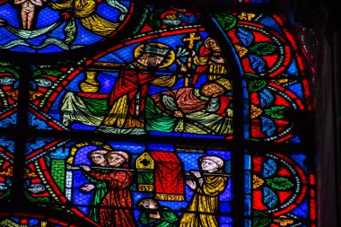 Fransa 'yı 21 Eylül 2020' de, Fransa 'nın Grand Est bölgesindeki tarihi bir eser olan Reims' deki bir ortaçağ manastırı kilisesi olan Saint-Remi Bazilikası 'nın içindeki vitraylı pencerelere bakıyor.