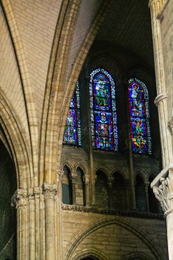 Fransa 'yı 21 Eylül 2020' de, Fransa 'nın Büyük Doğu Bölgesi' nde tarihi bir eser olan Reims 'deki bir ortaçağ manastırı kilisesi olan Saint-Remi Bazilikası' nın içini görür.