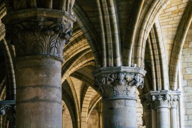 Fransa 'yı 21 Eylül 2020' de, Fransa 'nın Büyük Doğu Bölgesi' nde tarihi bir eser olan Reims 'deki bir ortaçağ manastırı kilisesi olan Saint-Remi Bazilikası' nın içini görür.