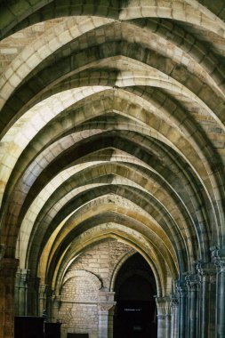 Fransa 'yı 21 Eylül 2020' de, Fransa 'nın Büyük Doğu Bölgesi' nde tarihi bir eser olan Reims 'deki bir ortaçağ manastırı kilisesi olan Saint-Remi Bazilikası' nın içini görür.