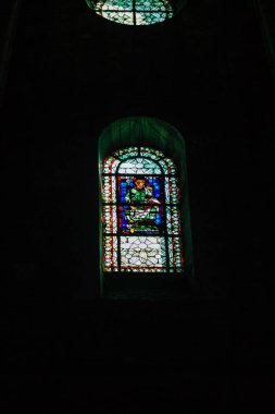Fransa 'yı 21 Eylül 2020' de, Fransa 'nın Büyük Doğu Bölgesi' nde tarihi bir eser olan Reims 'deki bir ortaçağ manastırı kilisesi olan Saint-Remi Bazilikası' nın içini görür.