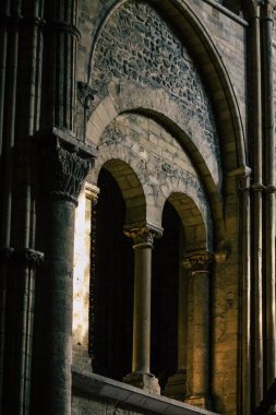 Fransa 'yı 21 Eylül 2020' de, Fransa 'nın Büyük Doğu Bölgesi' nde tarihi bir eser olan Reims 'deki bir ortaçağ manastırı kilisesi olan Saint-Remi Bazilikası' nın içini görür.