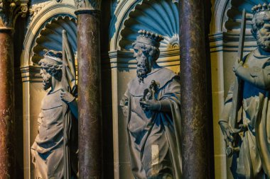 Fransa 'yı 21 Eylül 2020' de, Fransa 'nın Büyük Doğu Bölgesi' nde tarihi bir eser olan Reims 'deki bir ortaçağ manastırı kilisesi olan Saint-Remi Bazilikası' nın içini görür.