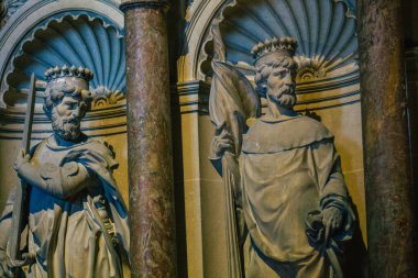 Fransa 'yı 21 Eylül 2020' de, Fransa 'nın Büyük Doğu Bölgesi' nde tarihi bir eser olan Reims 'deki bir ortaçağ manastırı kilisesi olan Saint-Remi Bazilikası' nın içini görür.