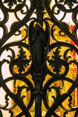 Fransa 'yı 21 Eylül 2020' de, Fransa 'nın Büyük Doğu Bölgesi' nde tarihi bir eser olan Reims 'deki bir ortaçağ manastırı kilisesi olan Saint-Remi Bazilikası' nın içini görür.