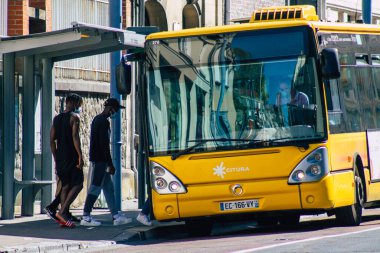 Reims France 21 Eylül 2020 Yolcular için geleneksel bir şehir otobüsü görüntüsü ve Grand Est 'te bir toplu taşıma sistemi olan Reims' in bir parçası