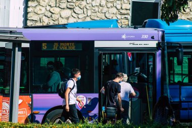 Reims France 21 Eylül 2020 Yolcular için geleneksel bir şehir otobüsü görüntüsü ve Grand Est 'te bir toplu taşıma sistemi olan Reims' in bir parçası