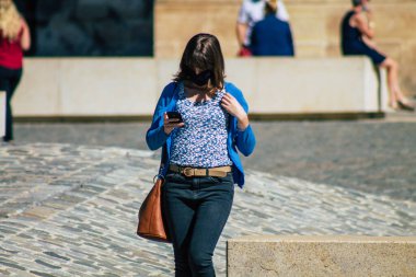 Reims Fransa 21 Eylül 2020 Coronavirus salgınının Fransa 'yı etkilemesine rağmen Reims sokaklarını gezen ve gezen kimliği belirsiz turistlerin görüntüsü