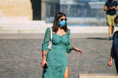 Reims Fransa 21 Eylül 2020 Coronavirus salgınının Fransa 'yı etkilemesine rağmen Reims sokaklarını gezen ve gezen kimliği belirsiz turistlerin görüntüsü