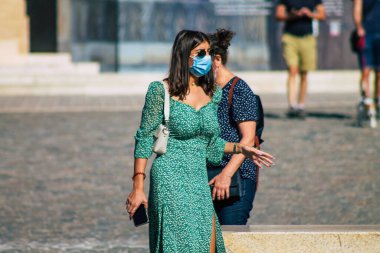 Reims Fransa 21 Eylül 2020 Coronavirus salgınının Fransa 'yı etkilemesine rağmen Reims sokaklarını gezen ve gezen kimliği belirsiz turistlerin görüntüsü