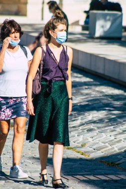 Reims Fransa 21 Eylül 2020 Coronavirus salgınının Fransa 'yı etkilemesine rağmen Reims sokaklarını gezen ve gezen kimliği belirsiz turistlerin görüntüsü