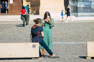 Reims Fransa 21 Eylül 2020 Coronavirus salgınının Fransa 'yı etkilemesine rağmen Reims sokaklarını gezen ve gezen kimliği belirsiz turistlerin görüntüsü