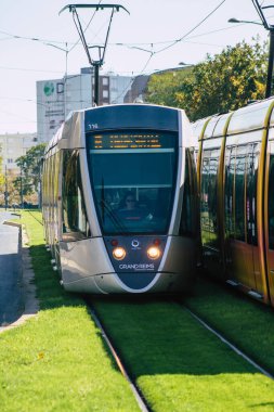 Fransa 21 Eylül 2020 'de, Fransa' nın Grand Est bölgesindeki bir şehir olan Reims toplu taşıma sisteminin bir parçası olan sokaklardan geçen yolcular için modern bir elektrikli tramvayın görüntüsünü aldı.