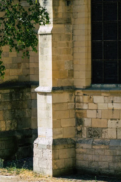 Reims 'de bir ortaçağ manastırı kilisesi olan Saint-Remi Bazilikası' nın dış cephesine 21 Eylül 2020 'de Fransa' yı gösteriyor.