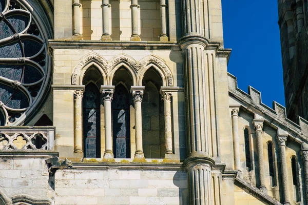 ランス フランス2020年9月21日フランスのグランド イースト地域にある歴史的建造物 ランスの中世の修道院教会 レミ大聖堂の外観の眺め — ストック写真