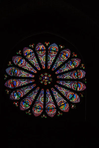 Fransa 'yı 21 Eylül 2020' de, Fransa 'nın Grand Est bölgesindeki tarihi bir eser olan Reims' deki bir ortaçağ manastırı kilisesi olan Saint-Remi Bazilikası 'nın içindeki vitraylı pencerelere bakıyor.