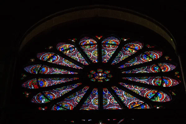 Fransa 'yı 21 Eylül 2020' de, Fransa 'nın Grand Est bölgesindeki tarihi bir eser olan Reims' deki bir ortaçağ manastırı kilisesi olan Saint-Remi Bazilikası 'nın içindeki vitraylı pencerelere bakıyor.