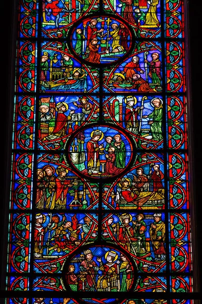 Fransa 'yı 21 Eylül 2020' de, Fransa 'nın Grand Est bölgesindeki tarihi bir eser olan Reims' deki bir ortaçağ manastırı kilisesi olan Saint-Remi Bazilikası 'nın içindeki vitraylı pencerelere bakıyor.