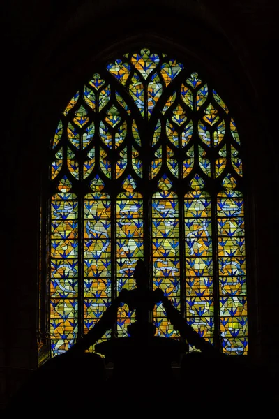 Fransa 'yı 21 Eylül 2020' de, Fransa 'nın Grand Est bölgesindeki tarihi bir eser olan Reims' deki bir ortaçağ manastırı kilisesi olan Saint-Remi Bazilikası 'nın içindeki vitraylı pencerelere bakıyor.